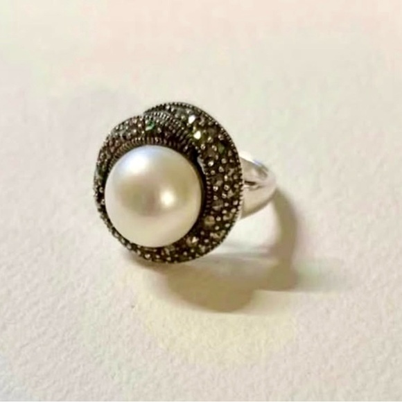 Elegant vintage inspired Mabe Pearl and Marcasite Silver Pearl Ring. Size 7 - Picture 4 of 4